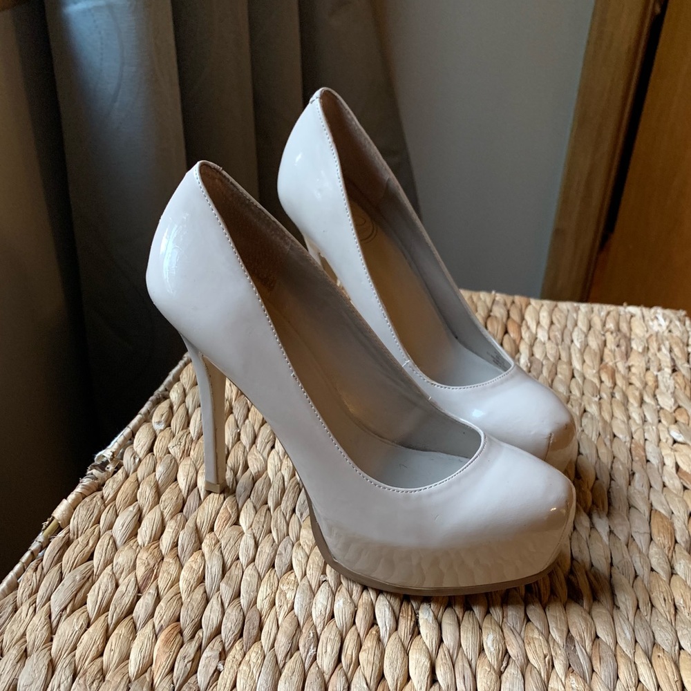 Nude pumps